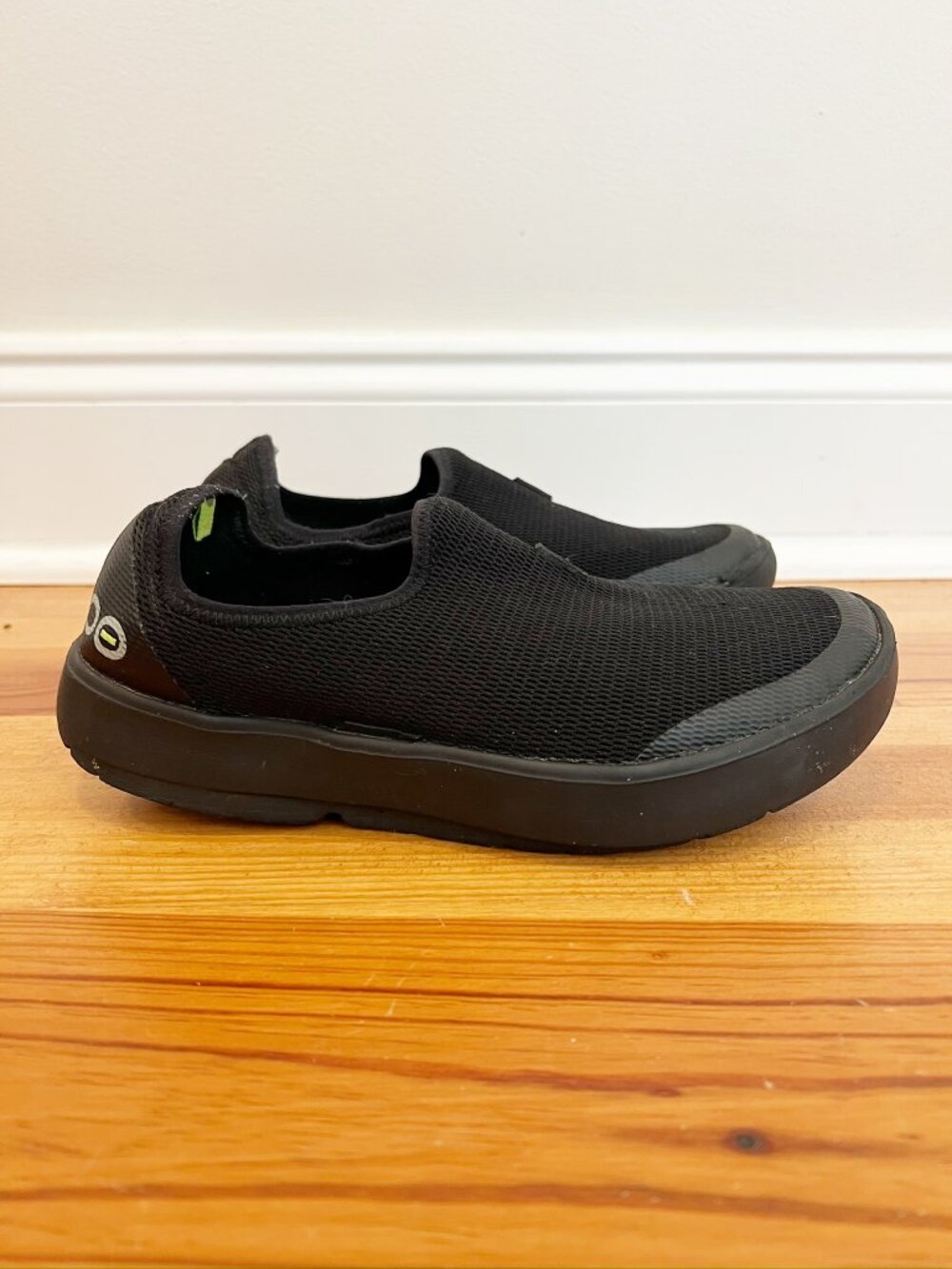 OOFOS OOmg EeZee Low Recovery Shoes Womens Size 8.5 Black Casual Walking Slip On